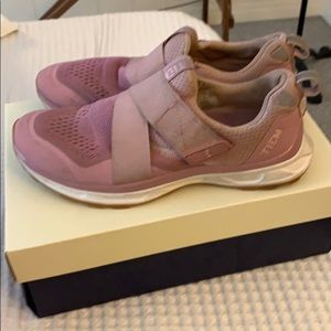 Used condition Tiem spin shoes w/clips. Size 9.5